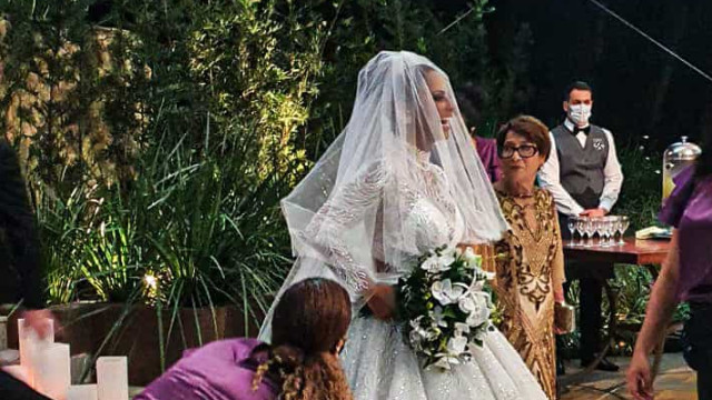 Viviane Araujo se casa com vestido modelo princesa bordado em cristais