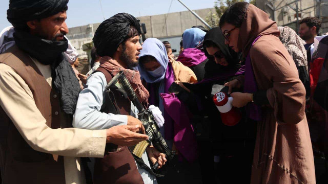 Celebração do Talibã deixa 17 mortos; aeroporto de Cabul reabre para voos internos