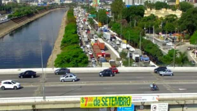 Gasolina a R$ 7 vira trocadilho com 7 de setembro em faixas no Rio, SP e Brasília