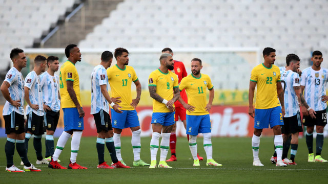 Agentes da Anvisa entram em campo, e Brasil x Argentina é suspenso