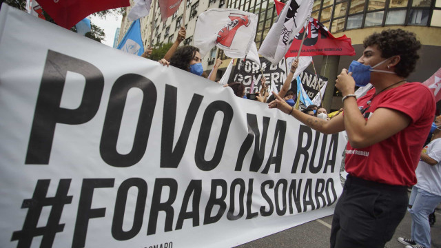 Protesto contra Bolsonaro em Brasília pede democracia, impeachment e mais vacinas