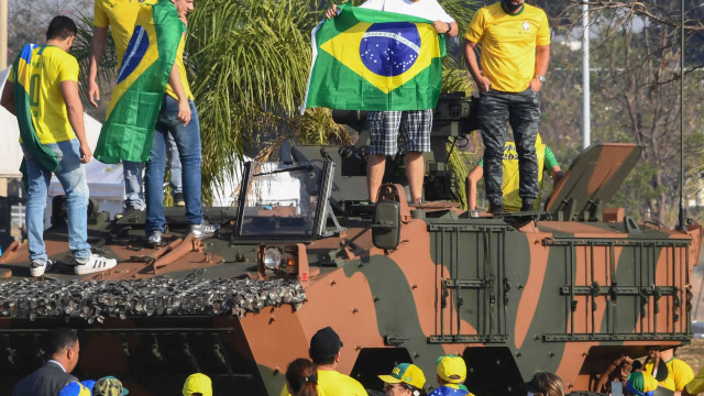 Bolsonaristas agridem com socos jovens que consideraram 'infiltrados'