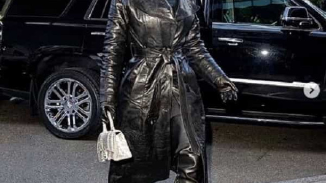 Kim Kardashian surpreende com roupa e máscara de couro