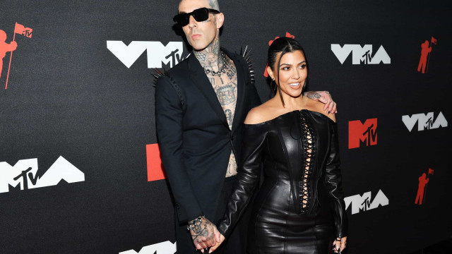 Travis Barker, dos Blink-182, é hospitalizado de urgência