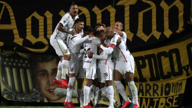Athletico-PR derrota Peñarol e fica perto da final da Copa Sul-Americana