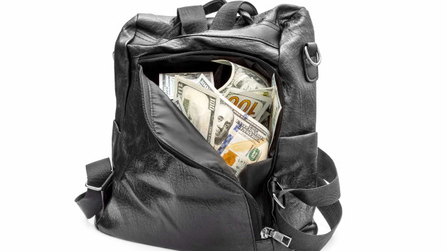 Cliente esquece mochila com R$ 240 mil em restaurante, e garçom a devolve ao dono