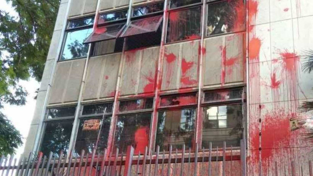 Manifestantes jogam tinta vermelha em fachada da Prevent Senior