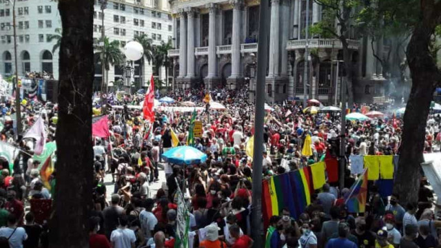 Manifestantes contra Bolsonaro se reúnem no centro do Rio