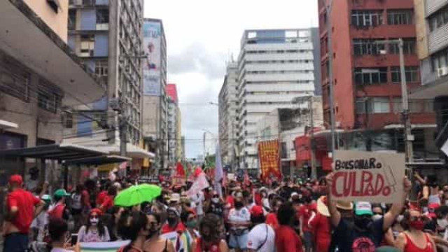 Manifestantes saem em passeata contra Bolsonaro nas ruas do Recife