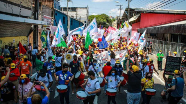 Manifestantes pedem impeachment de Bolsonaro no centro de Fortaleza