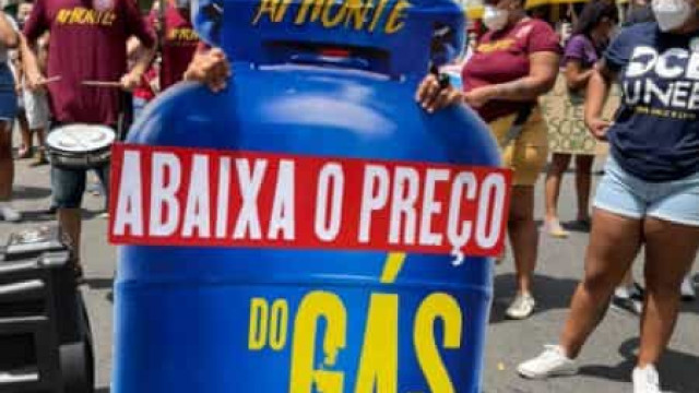 Ato contra Bolsonaro em Salvador tem até faixas contra a privatização dos Correios