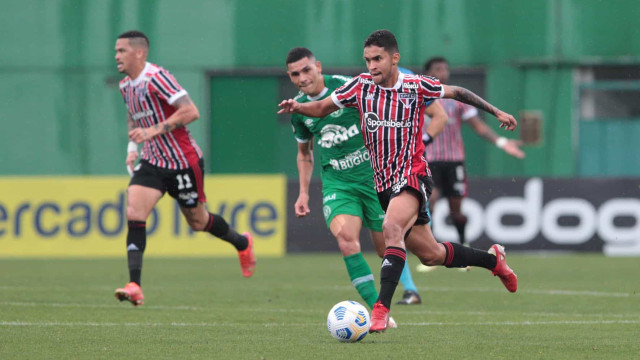 São Paulo desperdiça chances, empata com Chapecoense e amarga 3º jogo sem vencer