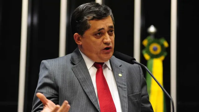 
                    Ministro de Lula diz que 'taxa das blusinhas' foi erro e que elo Flávio-Master vai para campanha
                