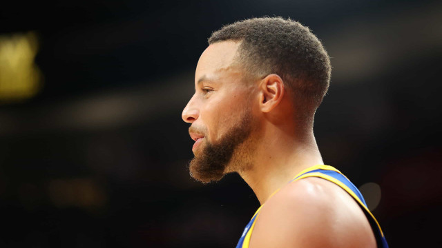 Curry e Thompson dão show e Warriors vencem Pistons; Wolves batem Knicks no fim