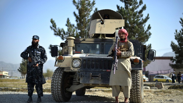 Talibãs voltam a expor corpos de ladrões em praça pública