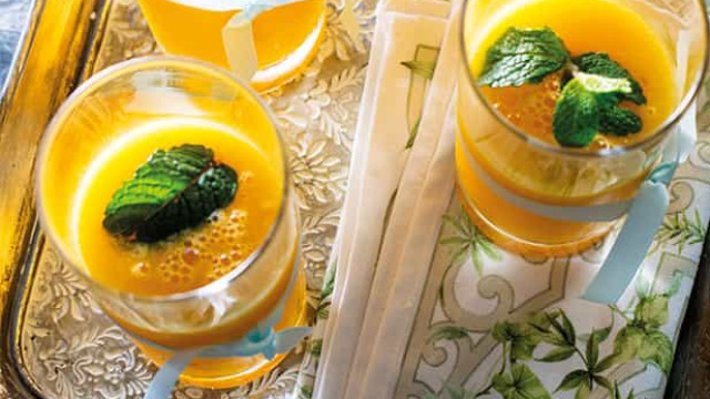 Cocktail de manga e laranja com rum para brindar ao fim de semana