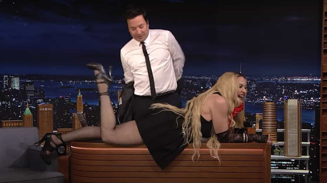 Madonna deixa Jimmy Fallon atrapalhado ao mostrar bumbum em entrevista