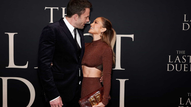Ben Affleck e Jennifer Lopez apaixonados em passadeira vermelha
