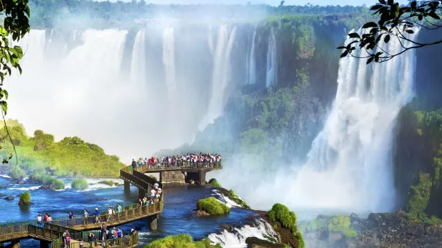 
                    Passeio nas Cataratas do Iguaçu é suspenso após morte de turista holandês
                