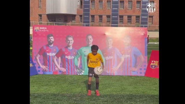 Jovem de 7 anos do Barcelona consegue 146 toques em apenas... 1 minuto