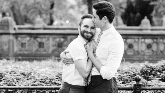 Ator de 'Gossip Girl' se casa com namorado em cerimônia nos EUA