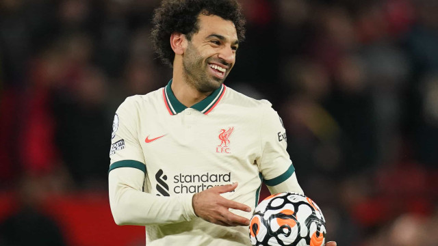Salah perde pênalti, e Liverpool é derrotado pelo Leicester no Inglês