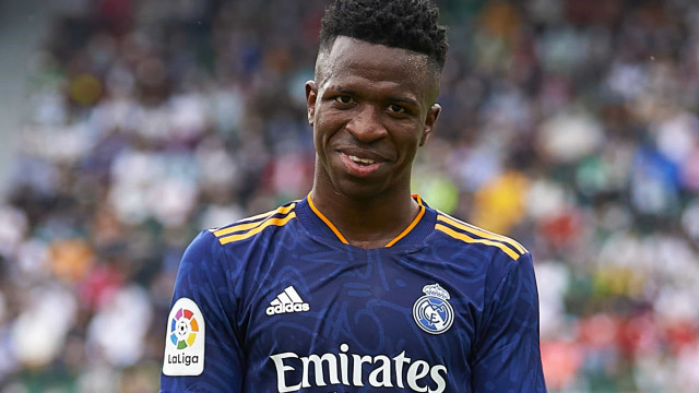 Fora da convocação de Tite, Vinícius Júnior brilha, faz dois e Real Madrid lidera