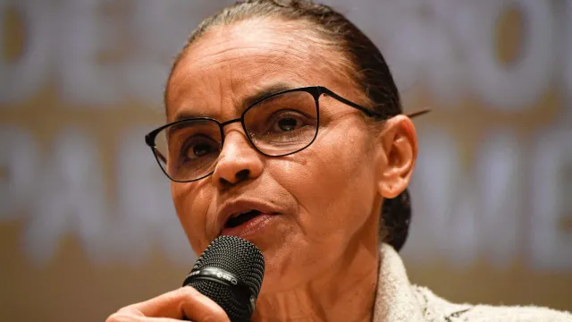 
                    Marina diz que redução de penas a golpistas é vergonha, e Haddad fala em acordo por impunidade
                