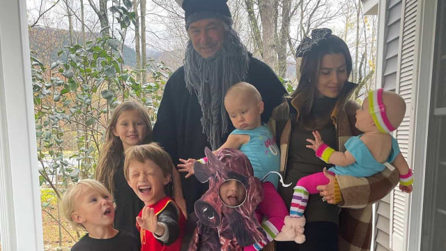 Alec Baldwin celebra Halloween em família dias após trágico acidente