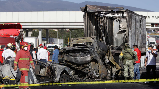 México: Caminhão bate contra pedágio em acidente que fez 19 mortos