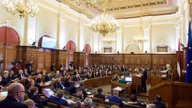 Deputados não vacinados são proibidos de votar no parlamento da Letônia