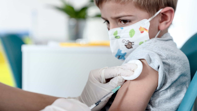Covid-19: reações à vacina em crianças são raras, dizem especialistas