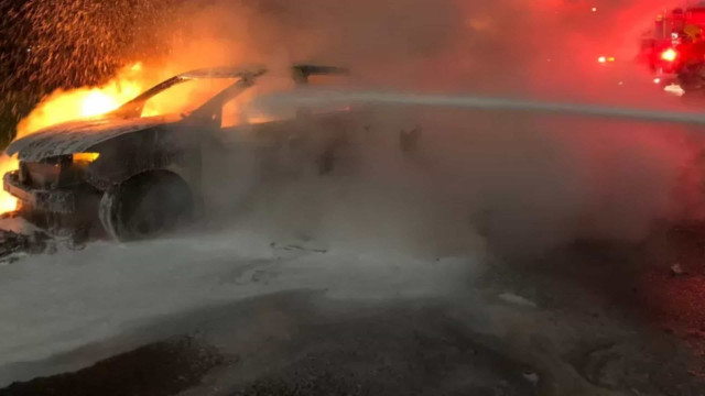 Homem ateia fogo no próprio carro e sai andando nu em Brasília