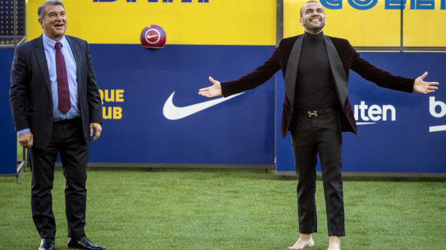 Daniel Alves se apresenta de chinelo no Barcelona e diz querer jogar a Copa