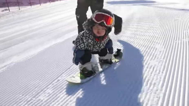 Bebê de 11 meses surpreende internautas a fazer snowboard na China