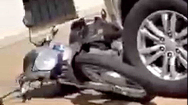 Vídeo mostra motorista em fúria tentando atropelar motoboy no interior de SP