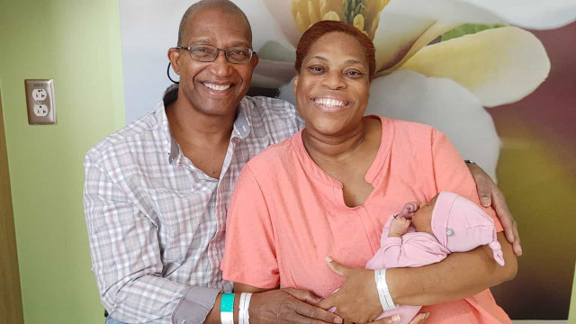 Mulher dá à luz aos 50 anos após mais de uma década de infertilidade