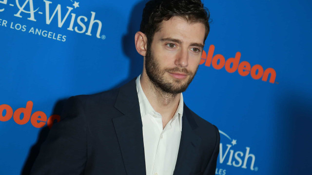 Ator de 'Pretty Little Liars' assume namoro com homem após 18 anos