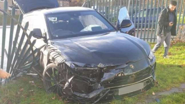 Jogador inglês destrói Lamborghini de R$ 1,5 mi ao bater carro em grade de creche