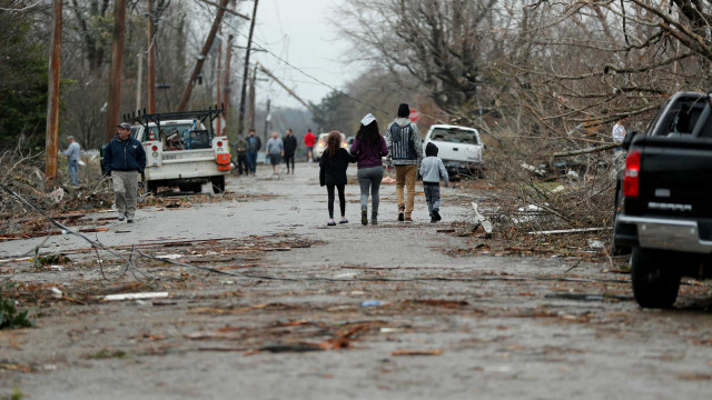 Tornados atingem vários estados americanos e matam ao menos 50 no Kentucky