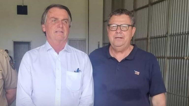 Deputado que esteve com Bolsonaro em SC recebe diagnóstico de Covid
