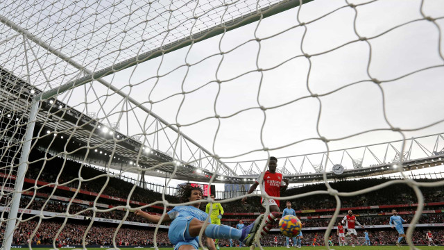 City vira sobre o Arsenal nos acréscimos e ganha 11° jogo seguido no Inglês