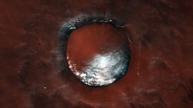 Sonda europeia capta fotografia impressionante de cratera em Marte