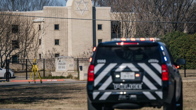 Homem liberta um dos reféns de sinagoga do Texas, nos EUA