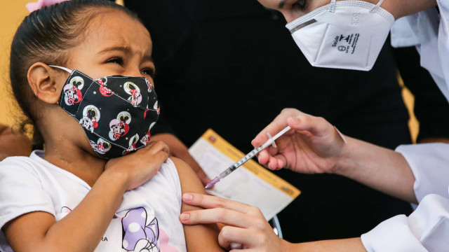 Emoção e choro marcam início da imunização de crianças em São Paulo