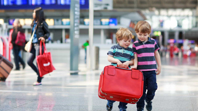 Entenda as regras para viagens de crianças sem os pais