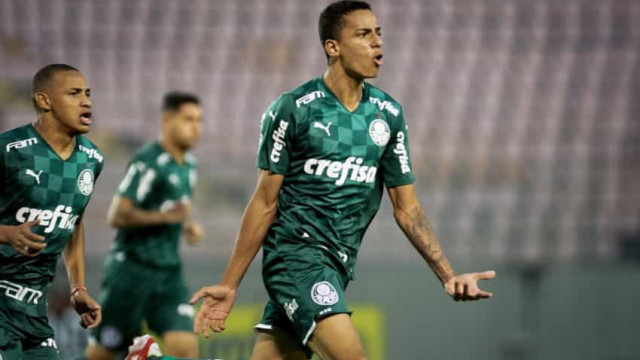 Palmeiras bate São Paulo e vai à final da Copinha; torcedor invade campo com faca