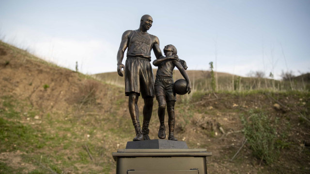 Dois anos após morte de Kobe Bryant, local do acidente ganha estátua do astro
