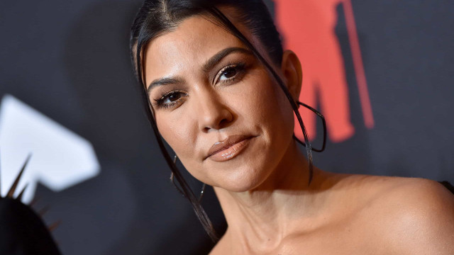 Kourtney Kardashian apaga foto após ser acusada de usar Photoshop
