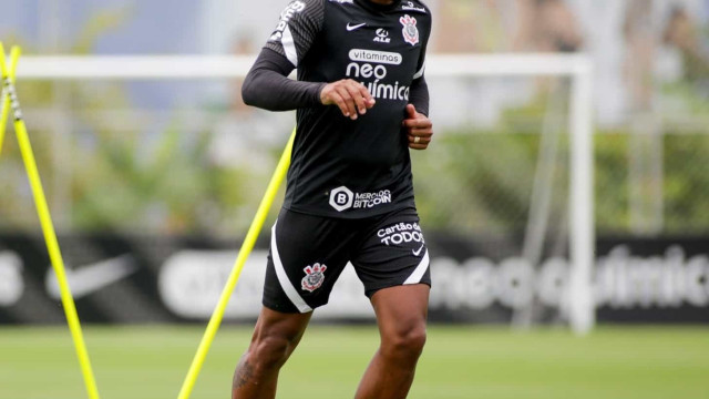 Paulinho desfalca Corinthians em Cali e Vítor Pereira deve viajar no dia do jogo